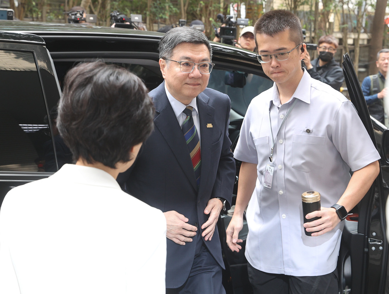 立法院會8日對行政院長卓榮泰提出施政方針及施政報告繼續質詢。圖為卓榮泰(中)上午搭車抵達立法院，準備進入議場。(圖：中央社)