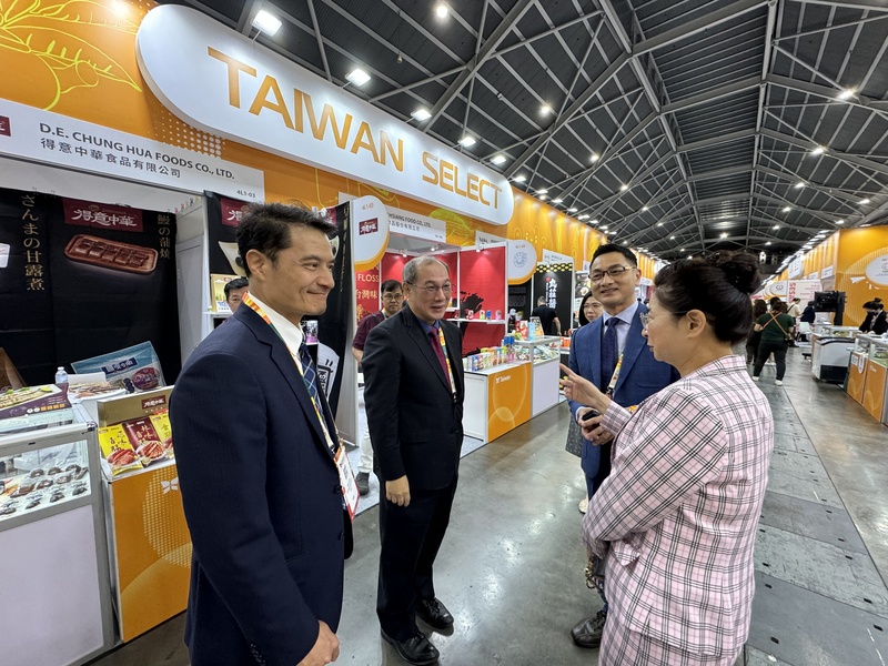 新加坡國際食品展8日登場，貿協設立台灣館精選品牌吸引民眾佇足。駐新加坡副代表吳文齡（左2）、駐新加坡代表處經濟組長吳文忠（左）等人出席。 (圖：中央社)