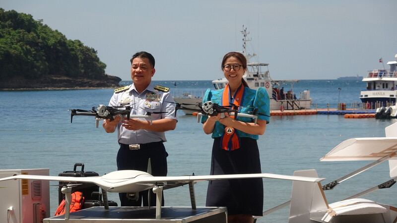 澳洲駐菲大使劉海京（右）8日代表澳洲政府贈送20套無人機系統予菲律賓海岸防衛隊，由菲律賓海防隊指揮官加文（左）代表接受。 (圖：中央社)
