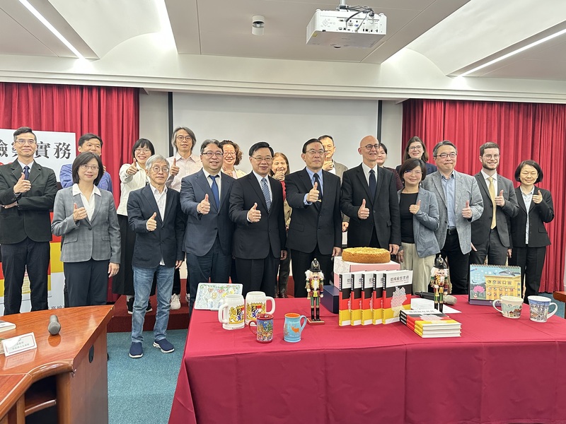 最高檢察署8日發表台灣史上第一本「德國檢察實務」專書，盼讓國人更了解德國司法制度實際運作狀況，檢察總長邢泰釗（前左5）、德國駐台代表許佑格（前左6）等人出席專書發表活動並合影。(圖：中央社)