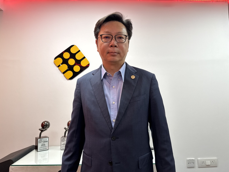 美國對印度課徵26%的對等關稅，印度台商總會總會長何俊炘（圖）表示，台灣在印度的品牌供應鏈企業，目前處於觀察期，因為「貨一出就是損失」，所以先留在海關，暫時不出貨到美國。 (圖：中央社)