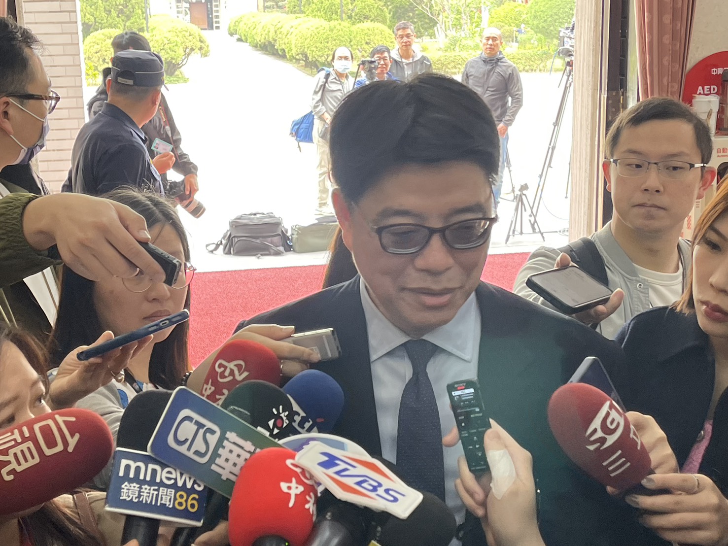 陸委會主委邱垂正今天(8日)到立法院備詢前，接受媒體採訪。(趙婉淳 攝)