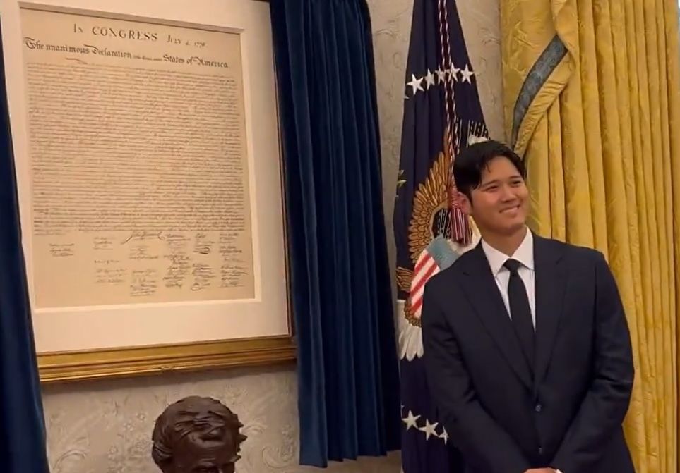 道奇進白宮會見川普，大谷翔平與美國獨立宣言合照。 (圖:翻拍自X@Scavino47)