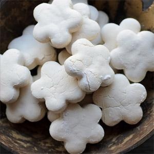 汶萊華人在農曆新年時喜歡買來吃的年餅。Kuih Bangkit（粿萬吉）(圖:汶萊聽友林妙恩提供)