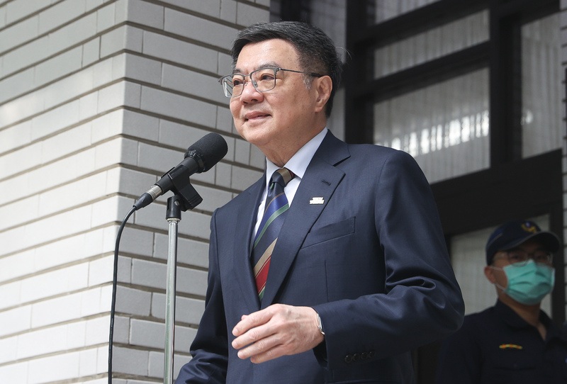 行政院長卓榮泰10日展開與產業座談，面對美國對等關稅來襲，卓榮泰表示已要求財政部及金管會絕不能對產業界「雨天收傘」，且必要時要加大這把安全的傘。資料照。(圖：中央社)