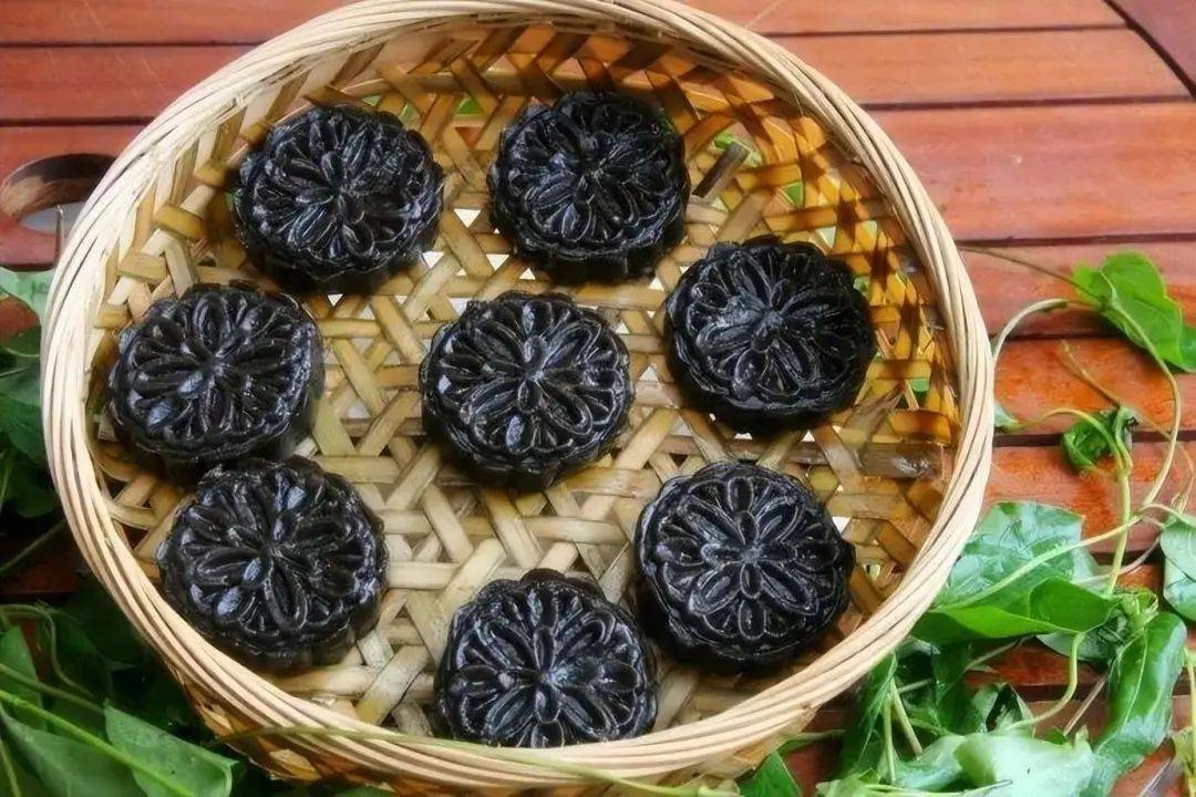 廣東沙堆梅灣村地區清明時節必備的過節小吃雞屎藤餅(圖:聽友水流星洋提供)