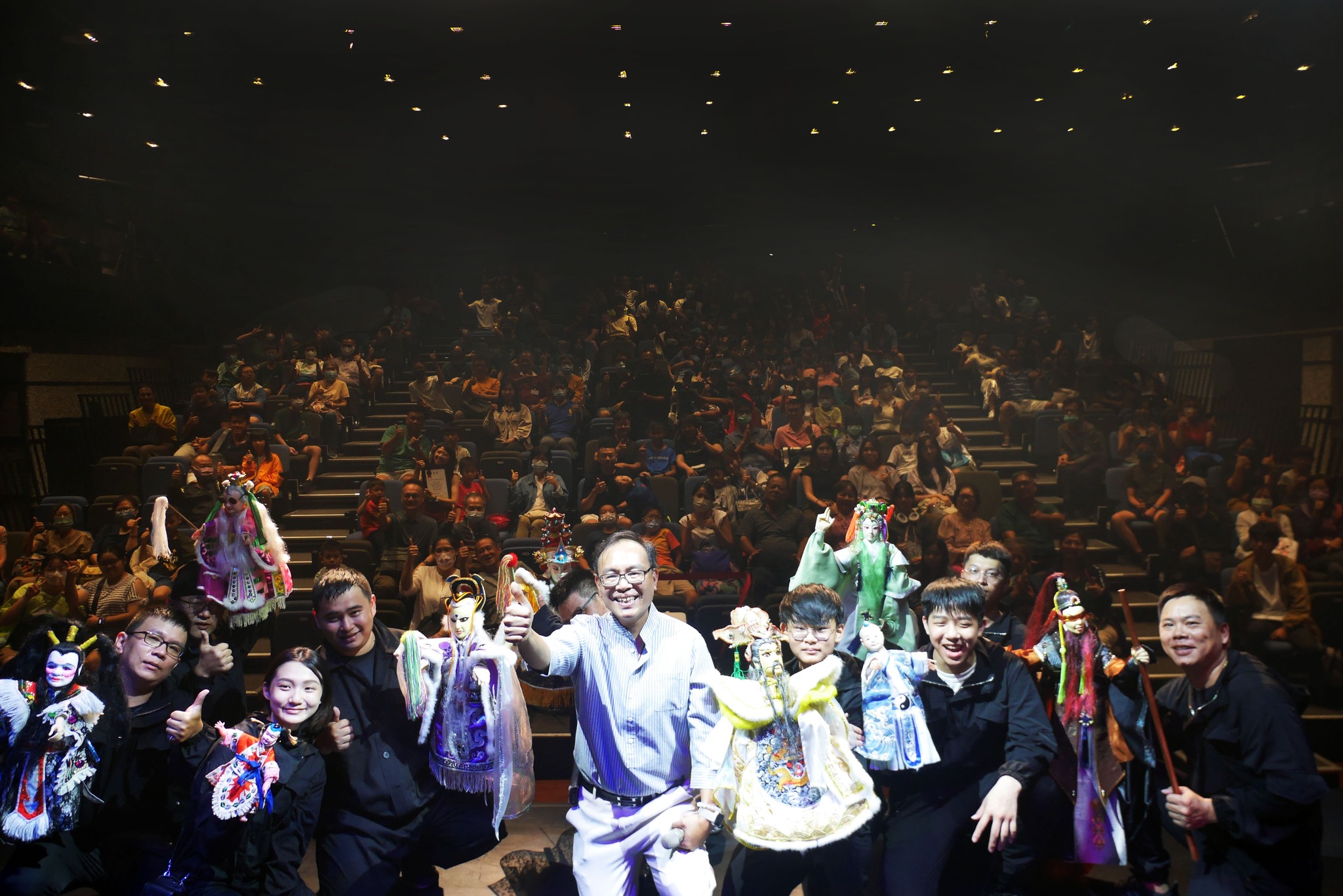 林宏憲與年輕團員的演出 本照片轉載自光興閣粉絲頁