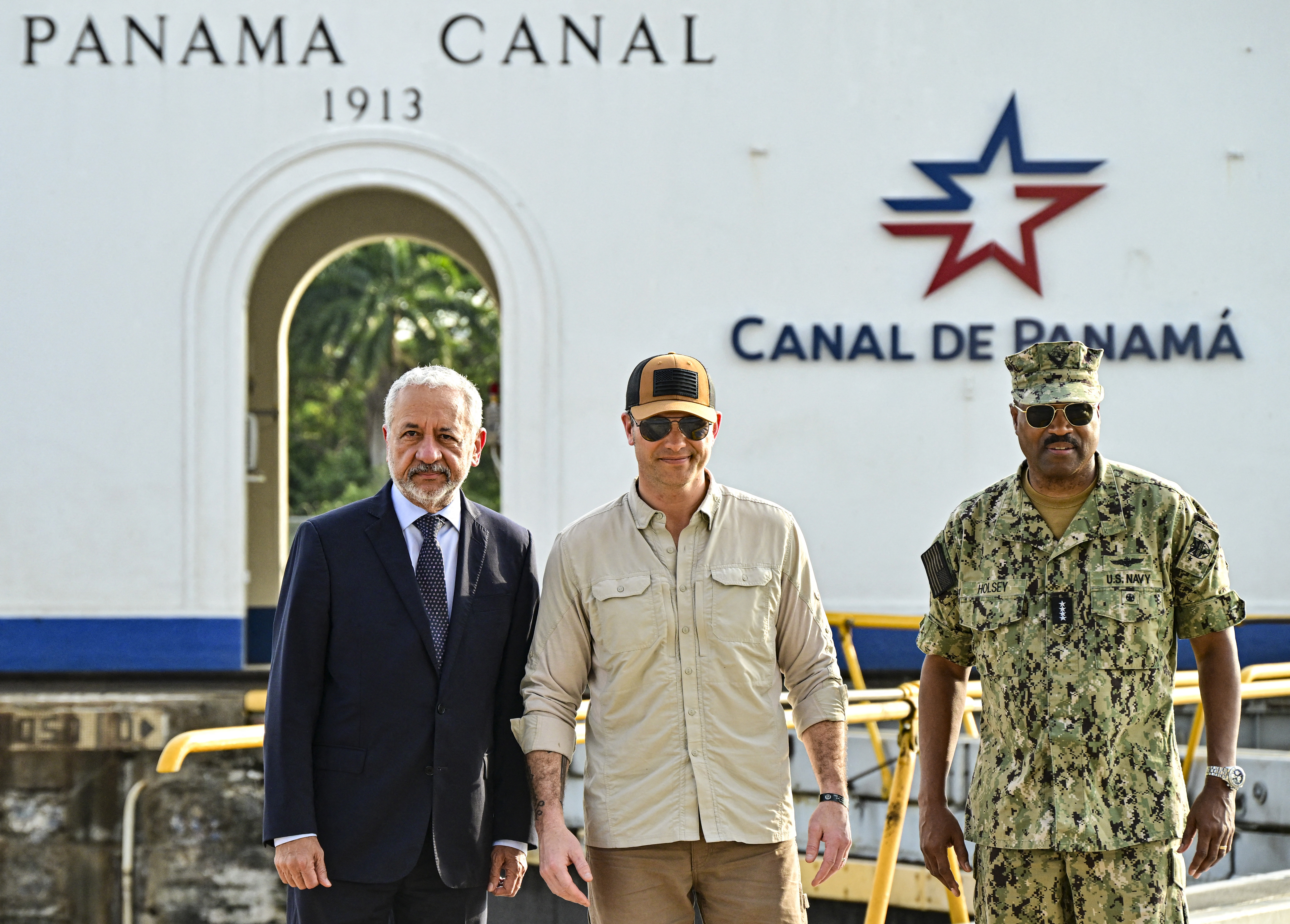 美國國防部長赫格塞斯(Pete Hegseth,中)8日參訪巴拿馬運河。 (AFP)