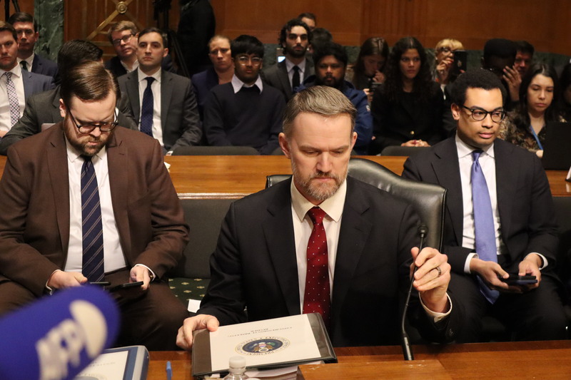 美國對等關稅使全球市場劇烈波動，貿易代表葛里爾（前排）出席參議院聽證會，回應貿易政策提問。(圖：中央社)