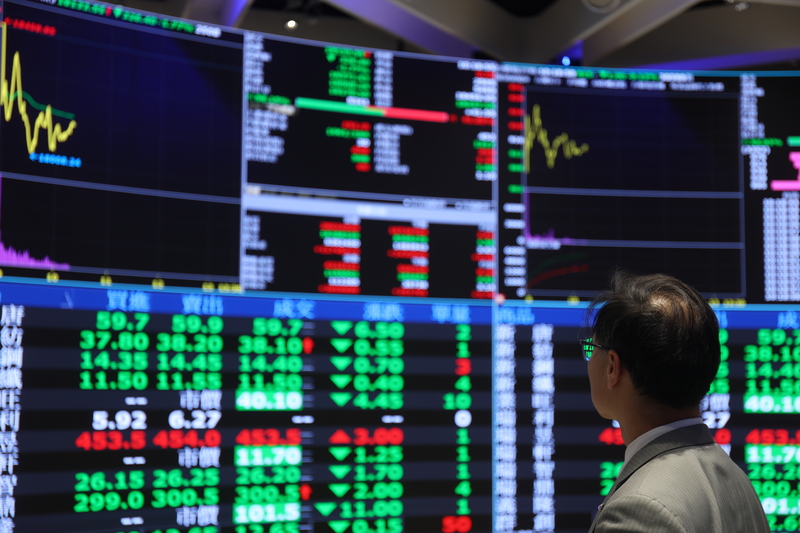 國安基金護盤首日挫跌千點，台股創第3大收盤跌點。(圖：中央社)