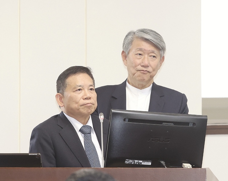 立法院經濟委員會9日邀請經濟部長郭智輝(右)及國家發展委員會主委劉鏡清(左)就「國際經貿情勢變化，提出協助國內傳統產業及中小企業因應之對策」報告並備質詢。(圖：中央社)