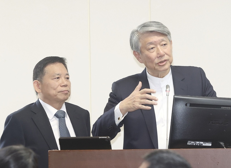 美國對等關稅風暴來襲，經濟部長郭智輝(右)今天(9日)在立法院表示，如果急遽降稅將影響台灣汽車從業人員的生計，關稅降到零的話「台灣撐得住嗎？」他並強調，這是在與美國談判過程中的重要要素，美國不可能要求台灣不考量這些衝擊。(圖：中央社)