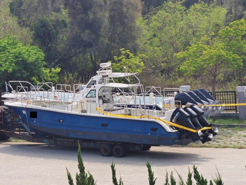 金門3艘遊艇載運電子產品等航行至中國海域與中國船舶接駁貨物，被海巡扣下私運貨品，3艘金門遊艇也執行扣押，金門地方法院近日判決涉案3艘遊艇均沒收。圖為遭扣押遊艇之一。(金門地檢署提供)(圖：中央社)