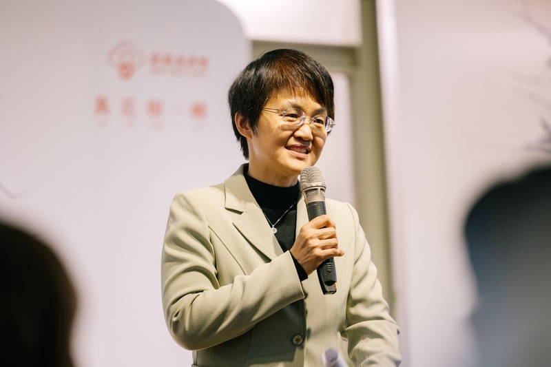 客家委員會9日舉辦2025桐花祭啟動記者會，客委會主委古秀妃（圖）致詞表示，台灣提到桐花祭就會想到客家，它相當於一個等號、一個代表，也是最先讓客家受到大家認同的第一個活動。(圖：中央社)