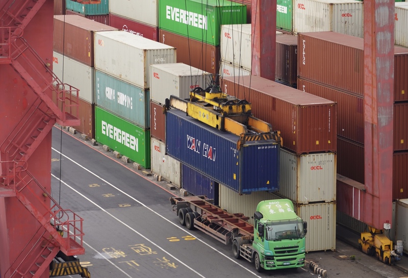 圖為高雄港貨櫃車裝卸貨櫃情形。(圖：中央社)