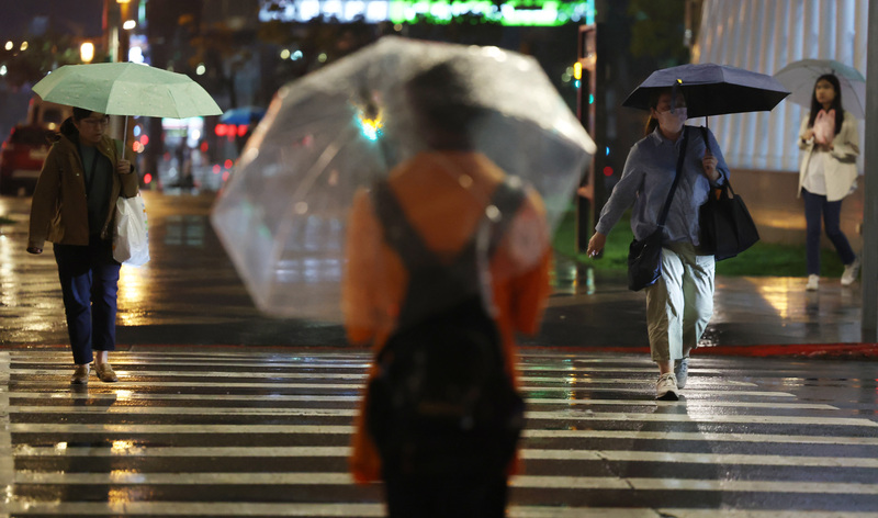鋒面通過水氣偏多 北部可能短延時強降雨。(圖：中央社)