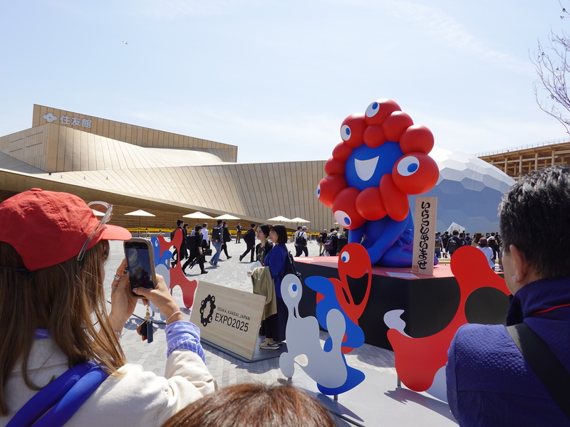 大阪世博預計4月12日舉行開幕典禮，展期從4月13日至10月13日止，可望吸引約2800萬人次進場，估經濟效益近3兆日圓（約新台幣6945億元）。圖為大阪世博吉祥物「脈脈」。 (圖：中央社)