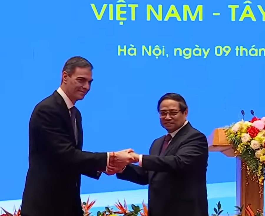 西班牙總理桑傑士(左)9日與越南總理范明正(右)舉行聯合記者會。(X@sanchezcastejon)