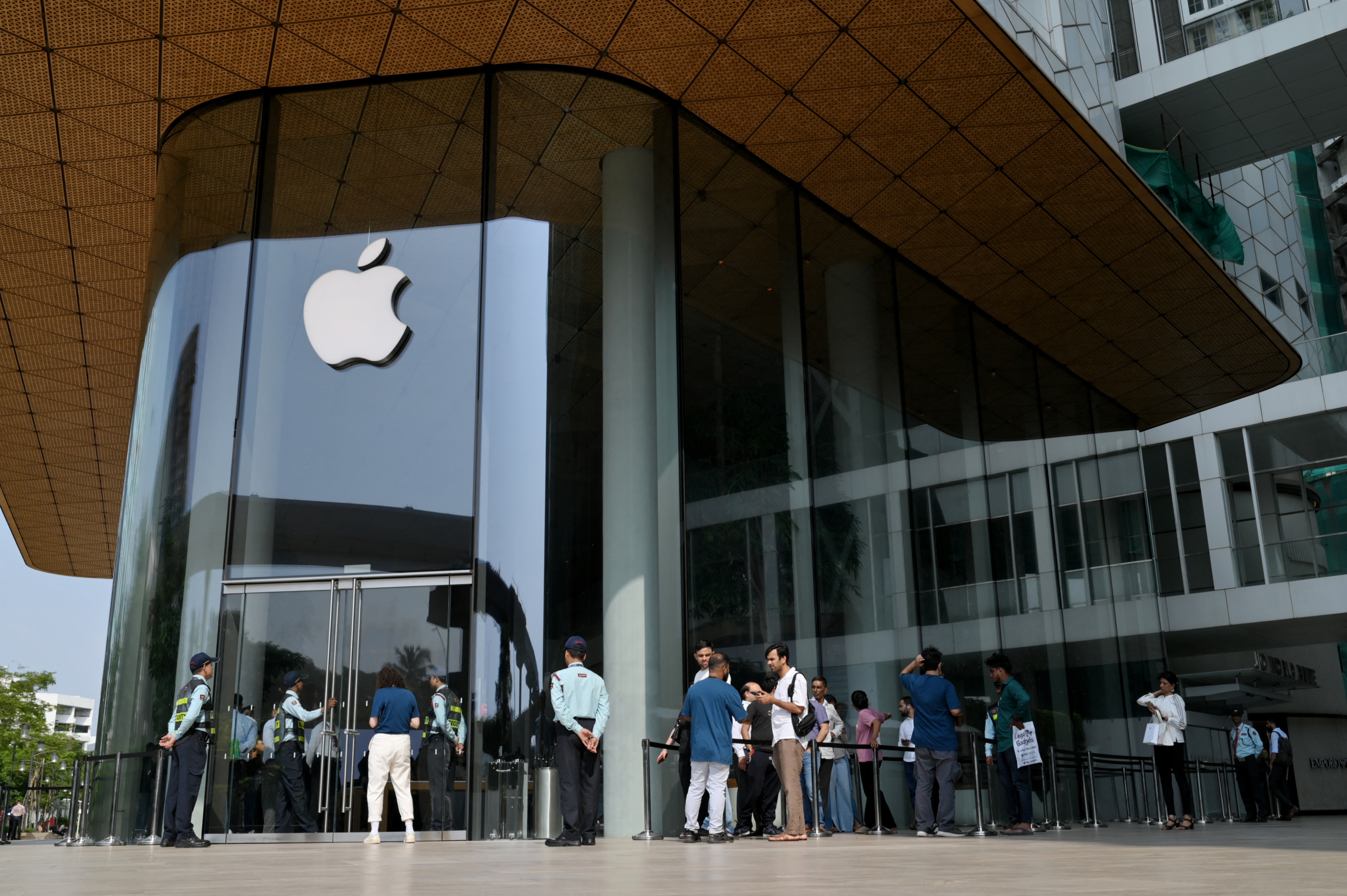 印媒報導，蘋果公司在3月最後一週時，短短3天內讓5架裝滿蘋果產品的飛機，從印度飛往美國。圖為印度孟買的蘋果商店。(AFP)