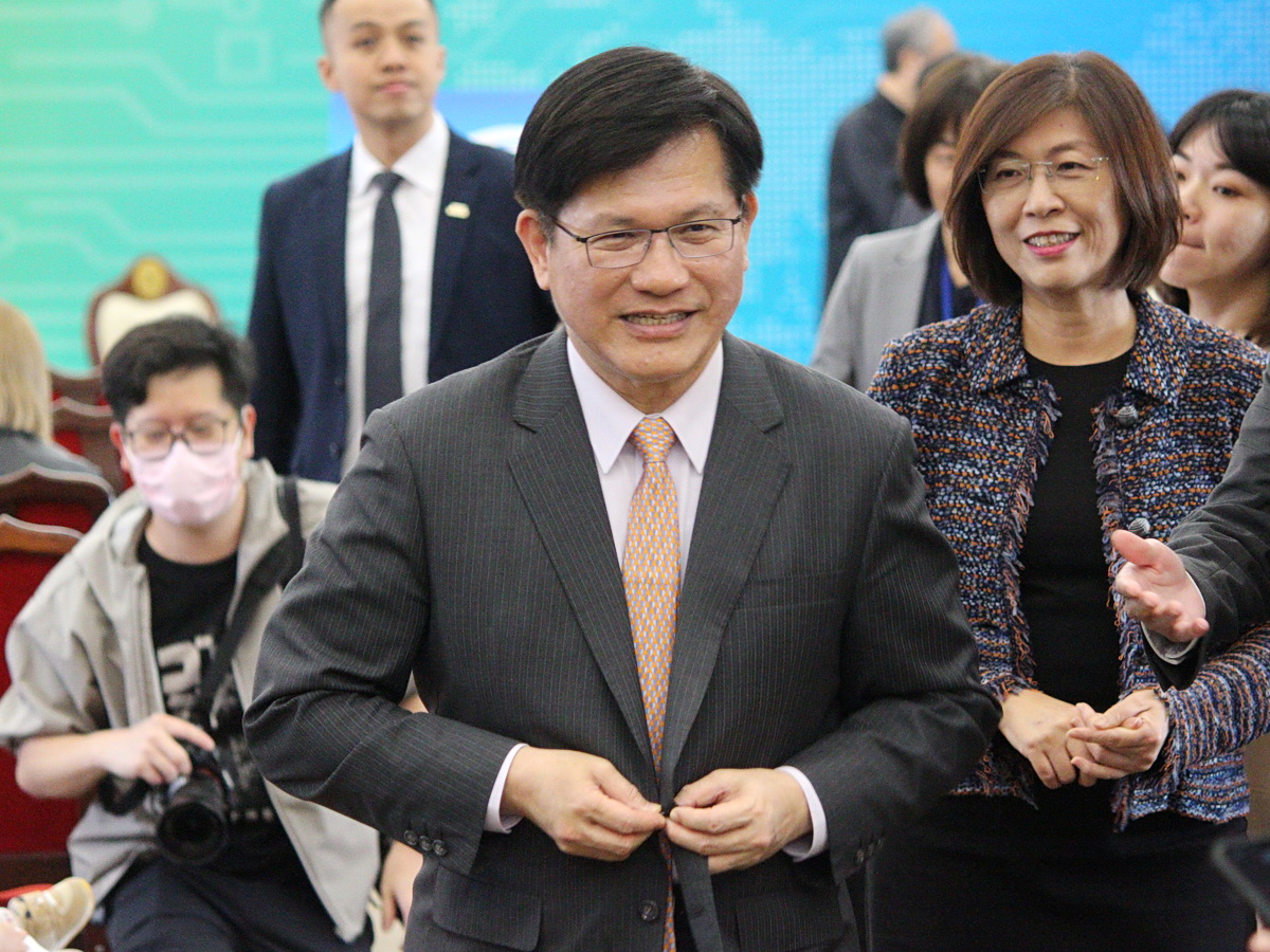 外交部長林佳龍9日在外交部出席活動後受訪表示，美方說台灣有被列入未來談判名單，雙方也已建立溝通管道 (央廣記者王照坤 攝)