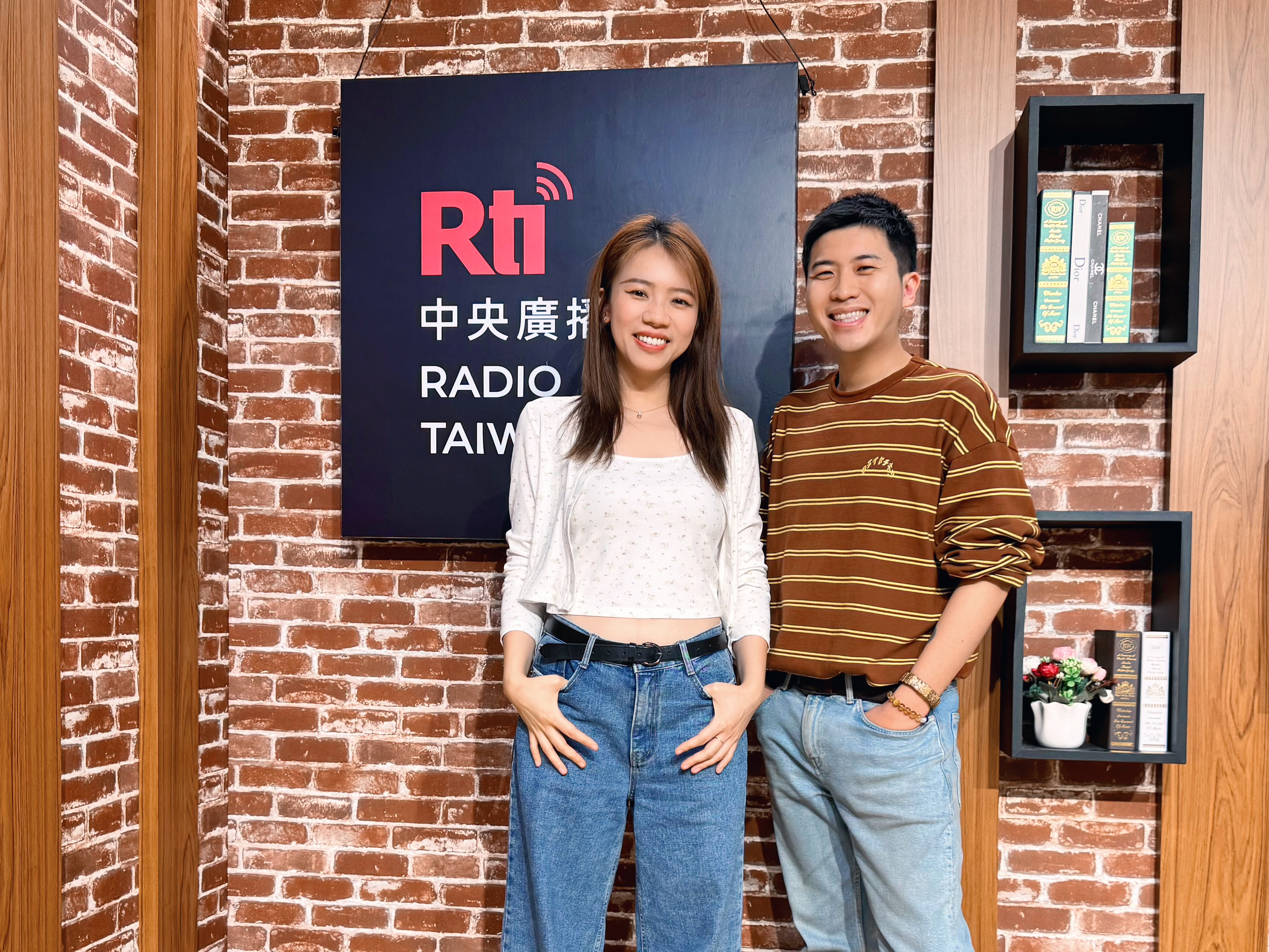 主持人內克與來賓柔米（左）