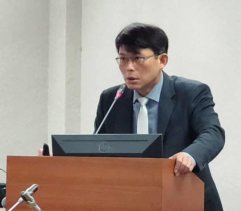 民眾黨立委黃國昌表示，外交部應出面說明清楚，吳釗燮擔任外交部長期間，究竟有多少資料從他辦公室被洩漏給北京。(圖：中央社)