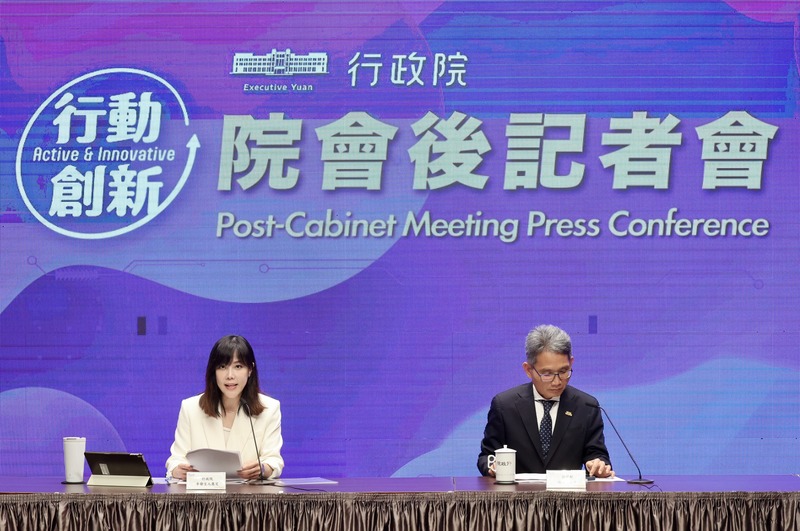 行政院發言人李慧芝(左)。 (圖：中央社)