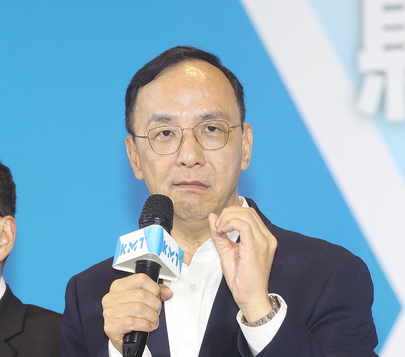 因應美國對等關稅衝擊，國民黨主席朱立倫10日晚間召集藍營縣市長會商，會後並提出4項聯合對策。(圖：中央社)