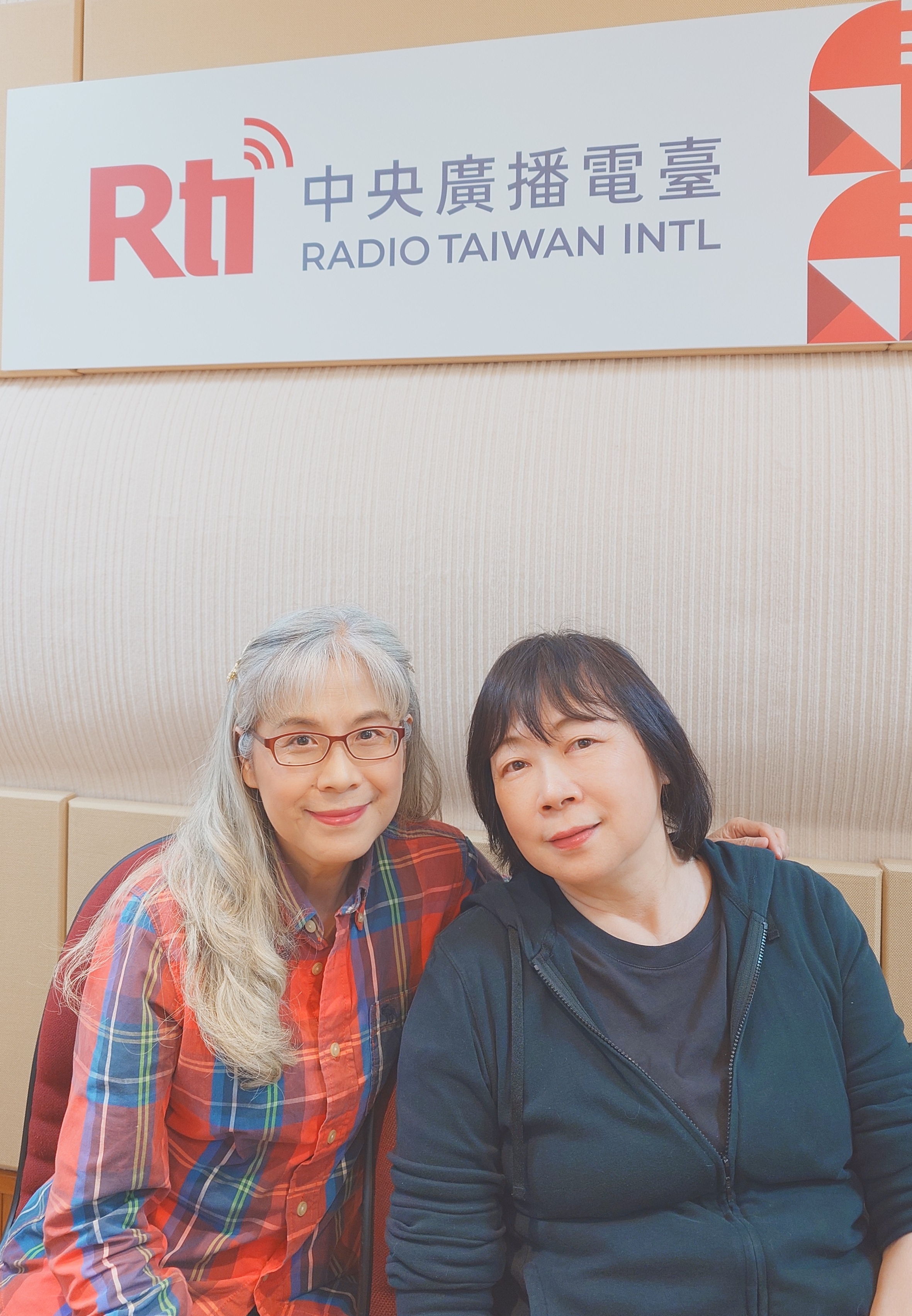 見證40多年流行音樂史，人稱Noddy姐的蕭玲玲，來介文主持的 Voice to the world 節目分享她為民歌五十製作 【唱自己的歌：臺灣流行音樂備忘錄】的精彩設計。