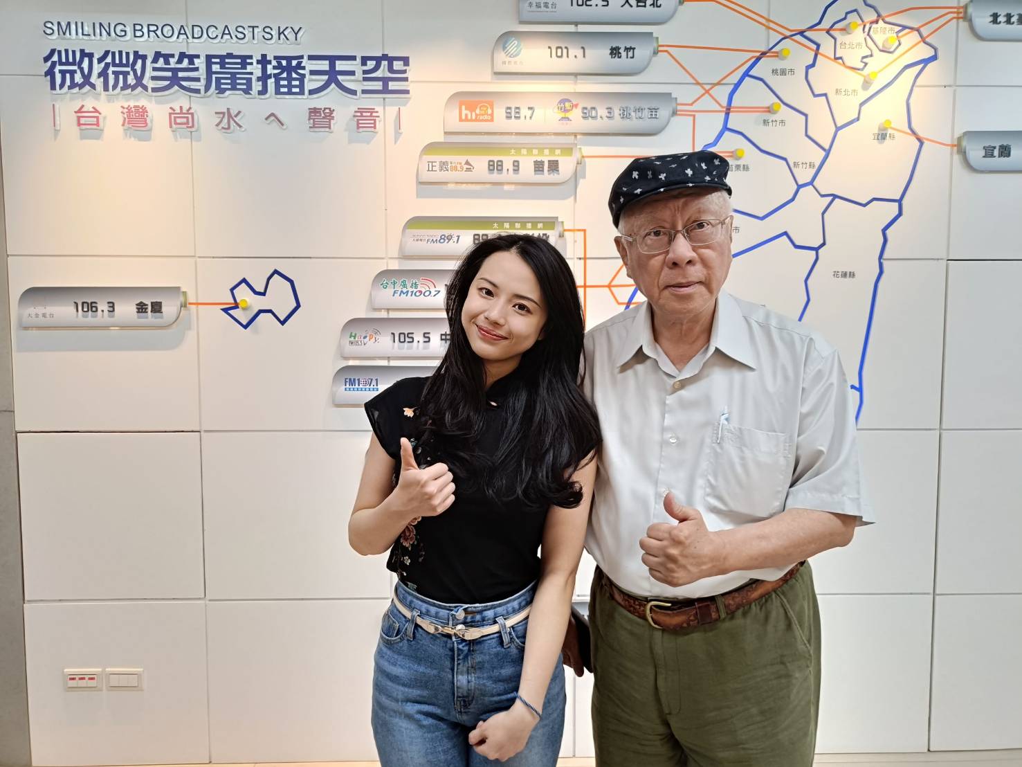 「大阪世博，台灣自己館」青年後援會召集人鄭曼翎（左），風塵僕僕往來台日美等國，目的是為了讓世界更看見台灣。圖右為人權醫師陳永興。圖：「台灣自己館」提供