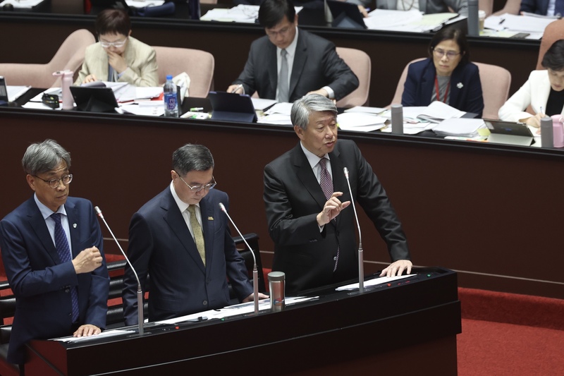 美國對等關稅風波未歇，經濟部長郭智輝（前右）11日在立院答詢表示，按美國川普政府的關稅公式，對美採購跟投資應該是解決關稅問題最好的方法之一。前左起為農業部長陳駿季、行政院長卓榮泰。 (圖：中央社)