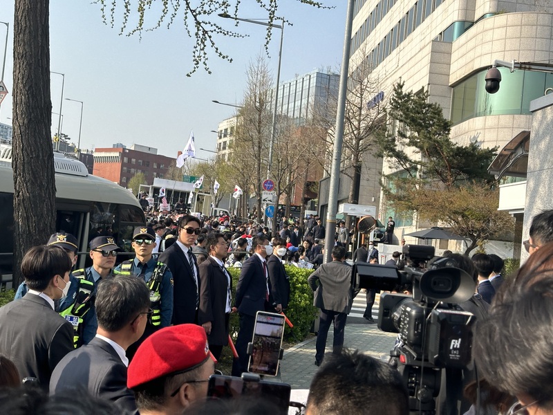 前韓國總統尹錫悅11日搬出總統官邸，大批支持者及媒體提前在官邸大門口守候。(圖：中央社)