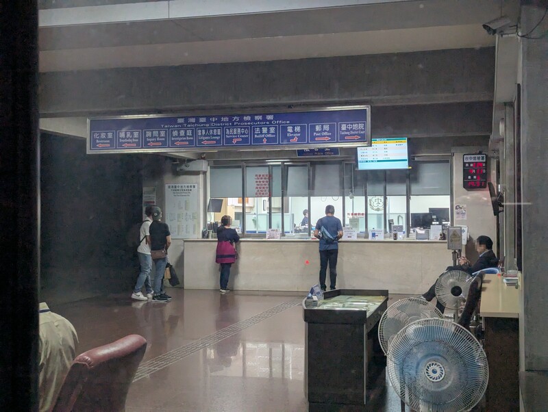 台中新光三越氣爆釀5死，台中地檢署掌握事證展開調查，11日訊問10名被告，訊後諭知各以新台幣10萬元至60萬元不等交保。圖為被告家屬在法警室外等候交保。 (圖：中央社)