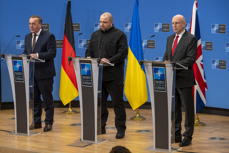 英、烏、德3國防長希利(右起)、烏梅洛夫、佩斯托瑞斯在北約主導的烏克蘭防務小組會後強調，維持烏克蘭軍力對達成持久和平至關重要，與會51國宣布加碼軍援烏國210億歐元(約新台幣7713億元)。(北約提供)(圖：中央社)