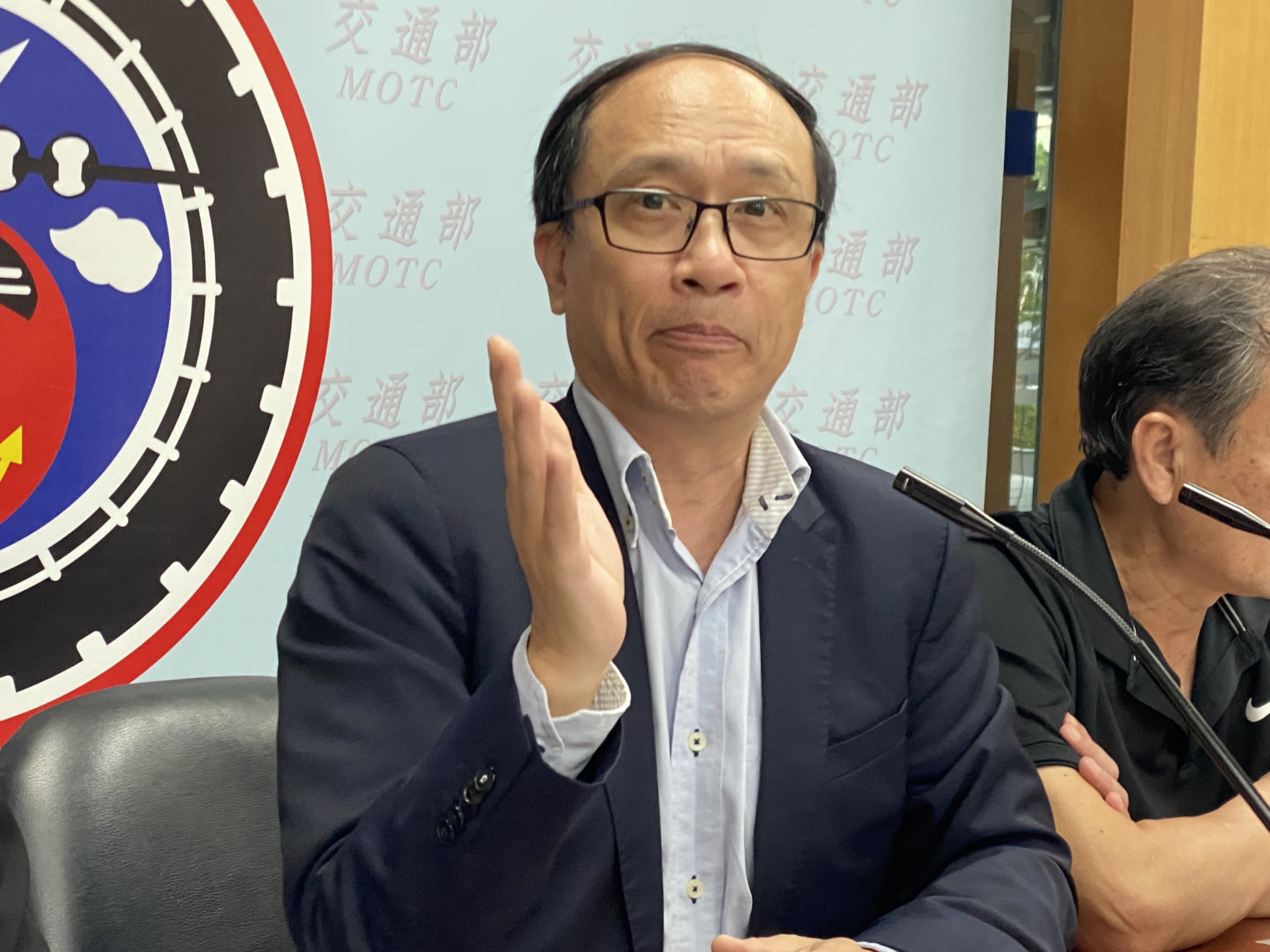 台灣港務公司行政副總盧展猷11日分析美國總統川普的關稅戰對台灣海運的影響。(吳琍君攝)