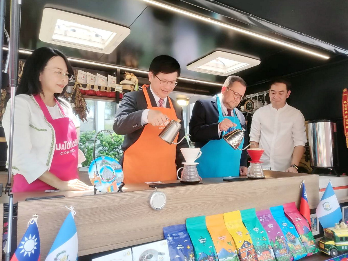 瓜地馬拉咖啡胖卡11日來到外交部，外交部長林佳龍(左二)、瓜地馬拉駐台大使艾特維(Luis Raul Estevez Lopez，右二)親手沖泡瓜地馬拉咖啡與同仁共享 (央廣記者王照坤 攝)