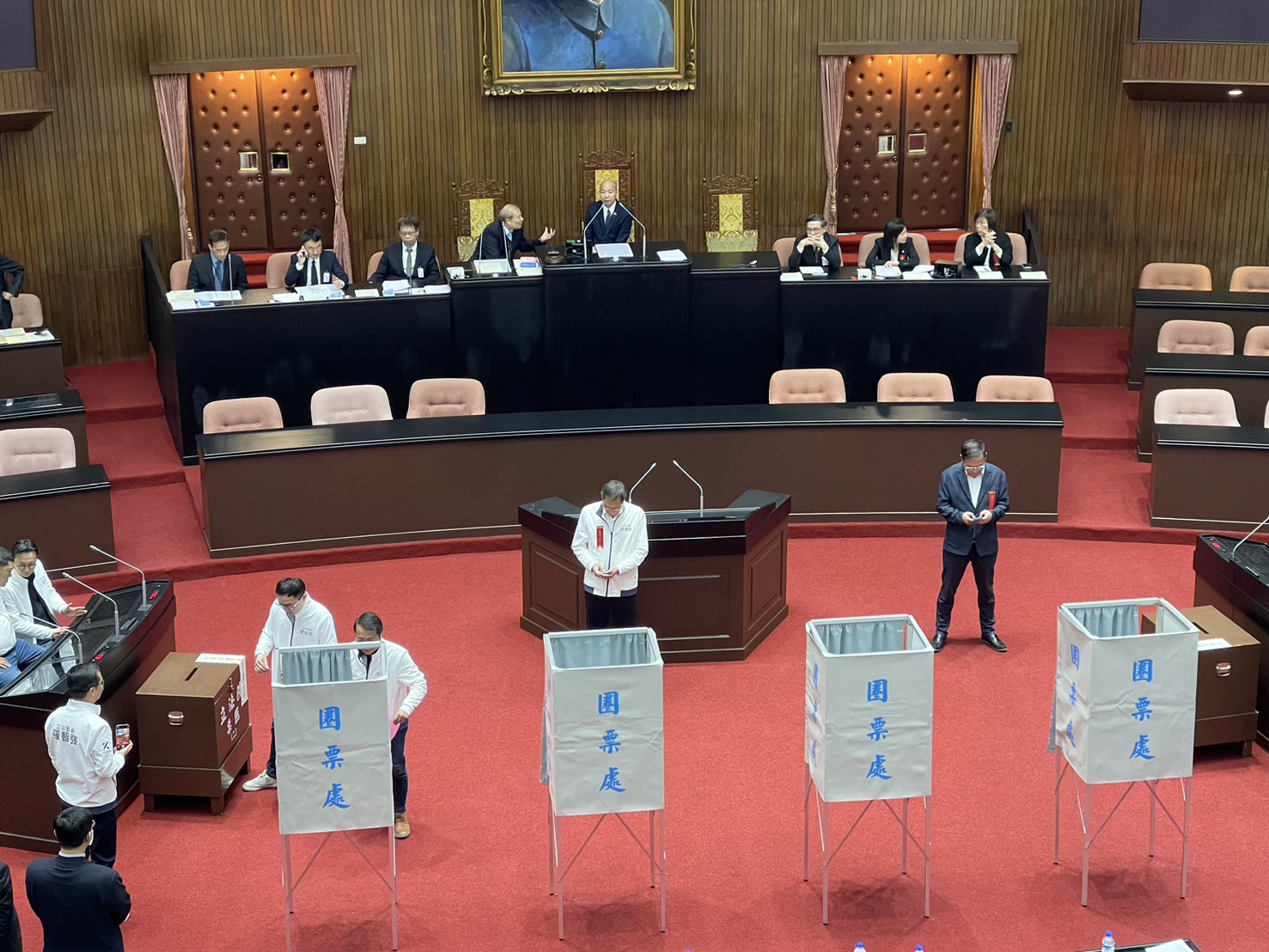 立法院11日院會，國民黨與民眾黨挾帶人數優勢下，否決政院提警察人事條例覆議案。(鄭佑漢攝)