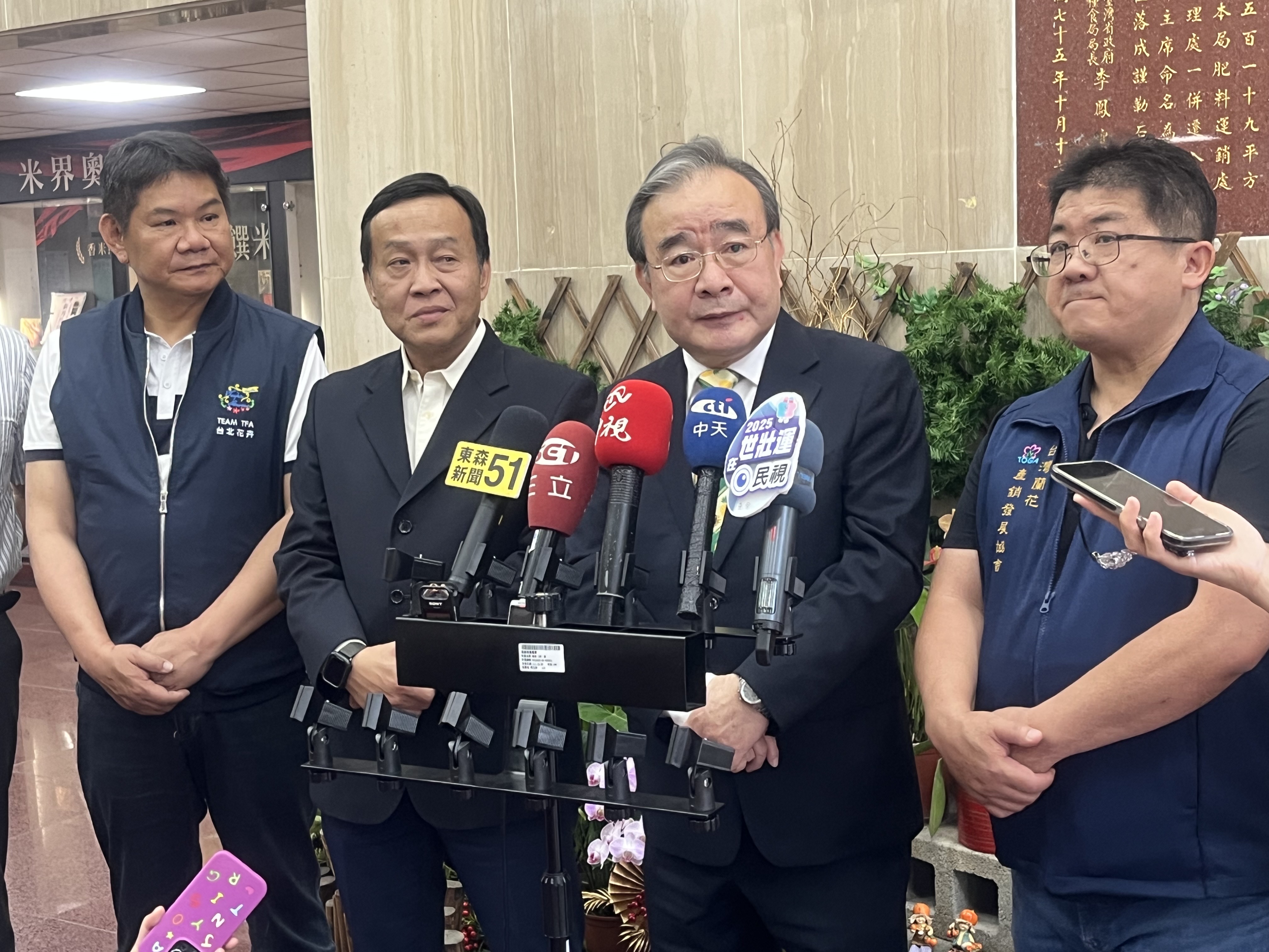 農業部次長胡忠一(右二)11日下午和蘭花產業業者座談，以因應美國關稅衝擊。(圖/陳林幸虹 攝)