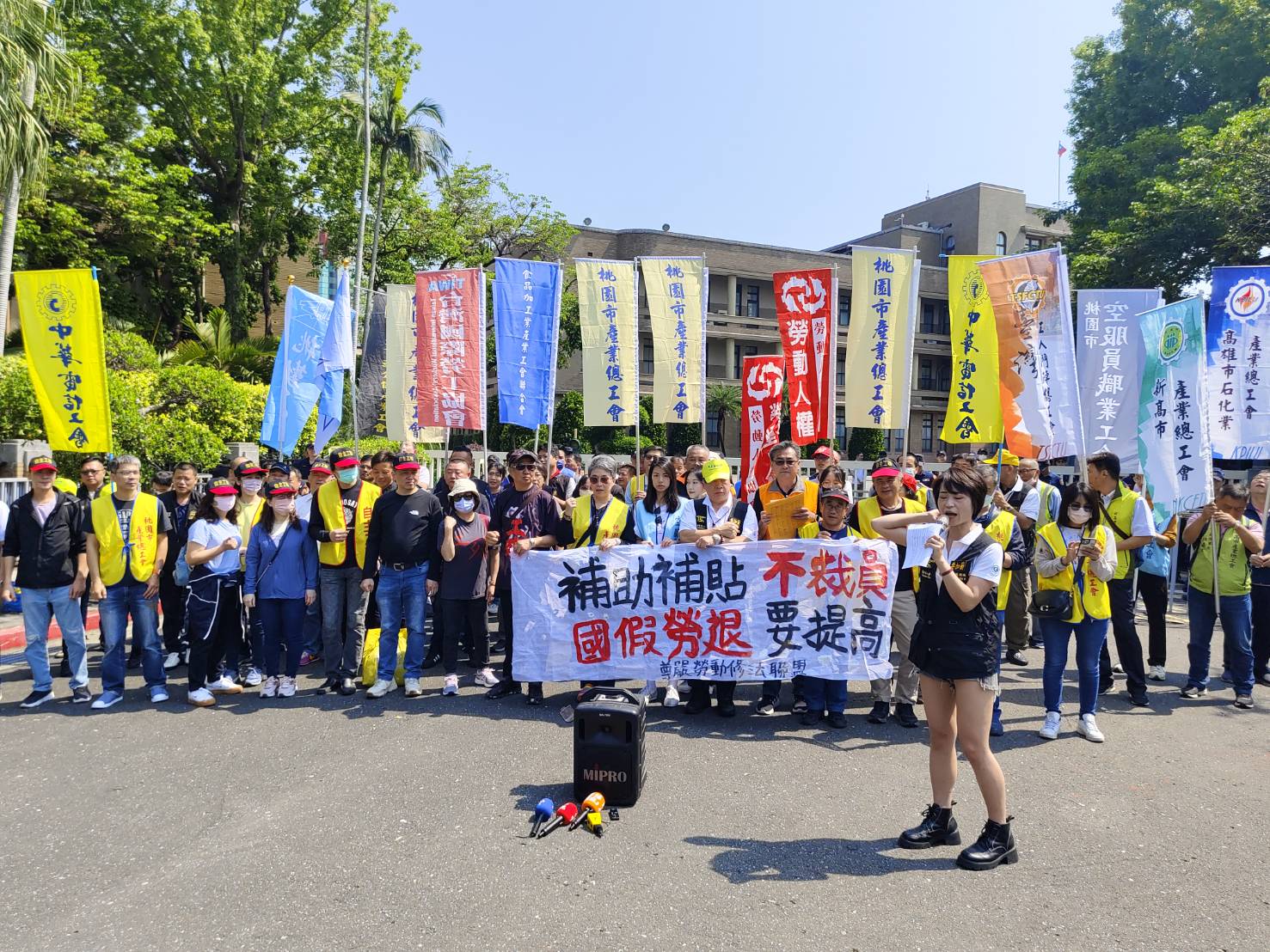 勞工團體今天(11日)在行政院前舉行記者會，要求政府承諾補助企業的同時也要穩定就業市場。(王韋婷攝)