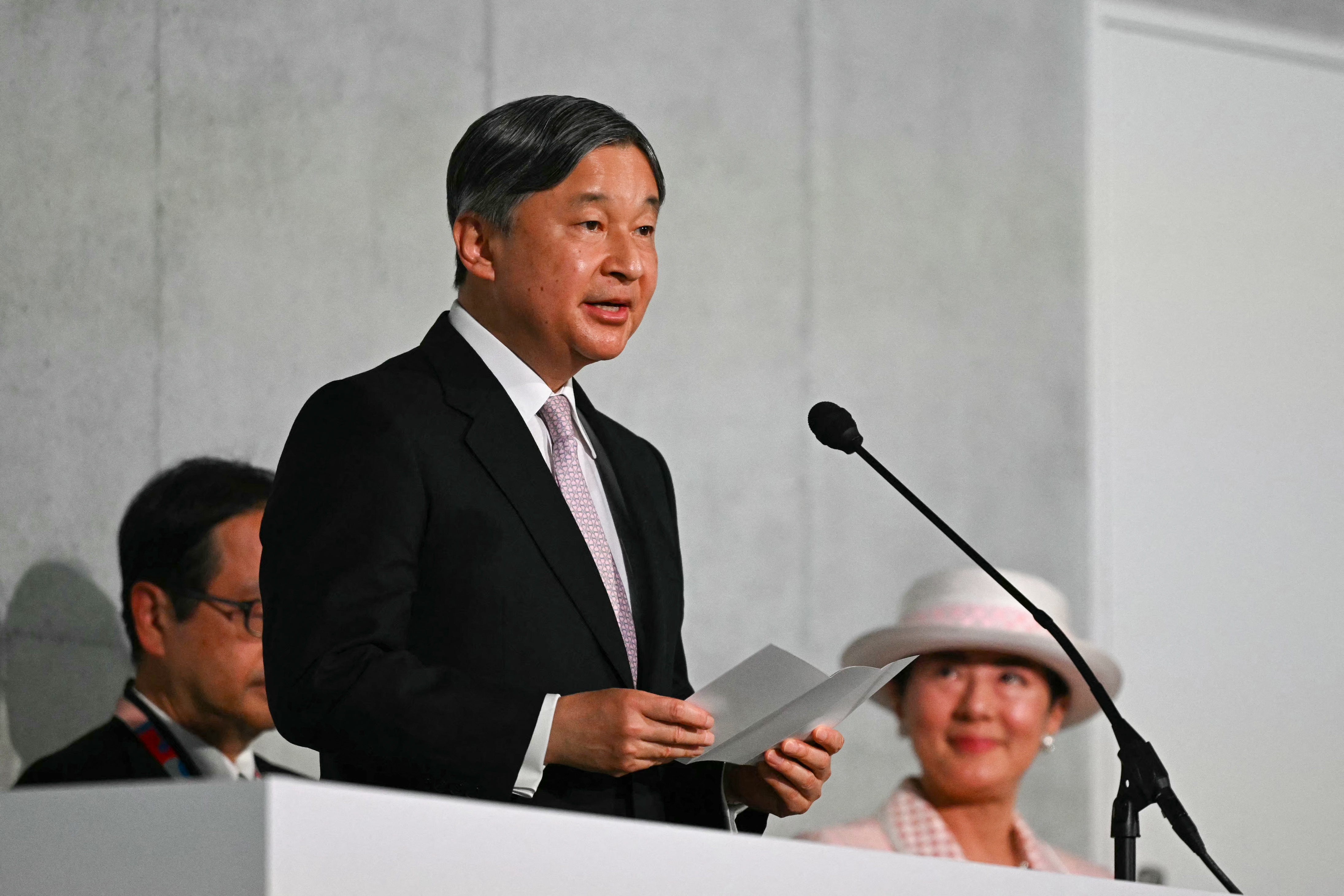 日皇德仁12日在大阪市舉行的大阪世博開幕式致詞。(AFP)
