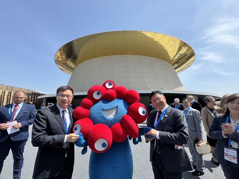 2025年世界博覽會(大阪世博)將於台灣時間12日下午1時起在大阪市的夢洲會場「夏恩帽」舉行開幕式。圖為貿協董事長黃志芳(左)與大阪世博吉祥物脈脈合影。(圖：中央社)