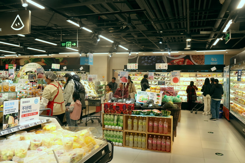 據中國中央氣象台指出，北京12、13日預計會有極端大風。11日曾引發民眾搶購超商食品，12日記者走訪位在北京市朝陽區的3間超市，生鮮蔬果、肉品貨源均充足。(圖：中央社)