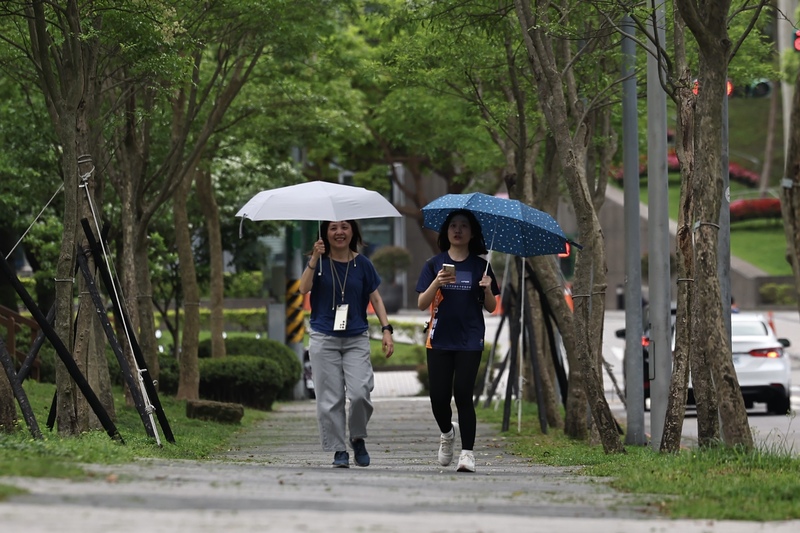 午後山區北部雷陣雨 南部近山區悶熱逾32度。 (圖：中央社)