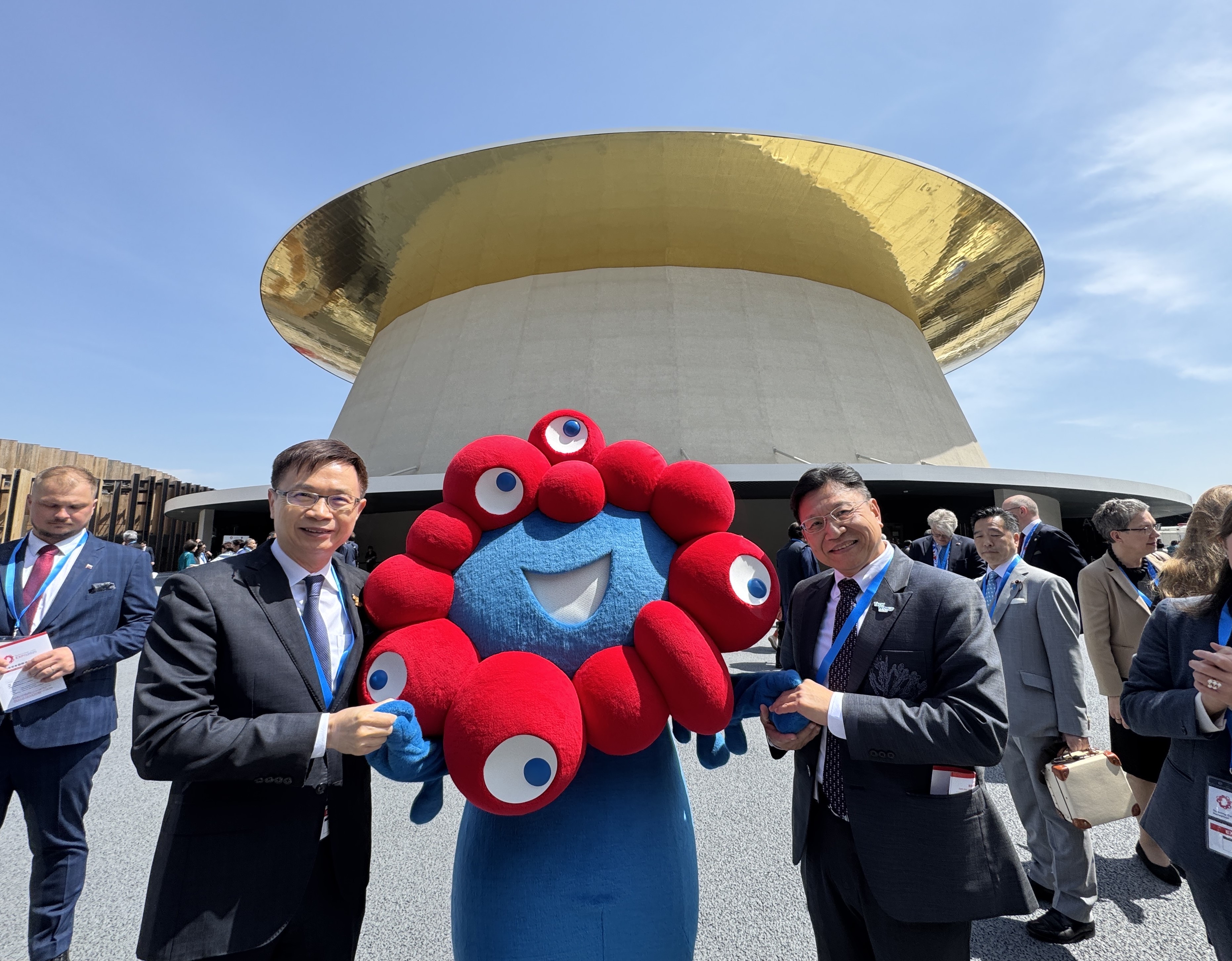 2025日本大阪世界博覽會開幕典禮於今天(12日)在大阪夢洲會場舉行開幕，外貿協會董事長黃志芳(左)以玉山數位科技株式會社會長身分出席開幕式，TECH WORLD館館長、外貿協會副秘書長邱輝立(右)也現身出席。(外貿協會提供)