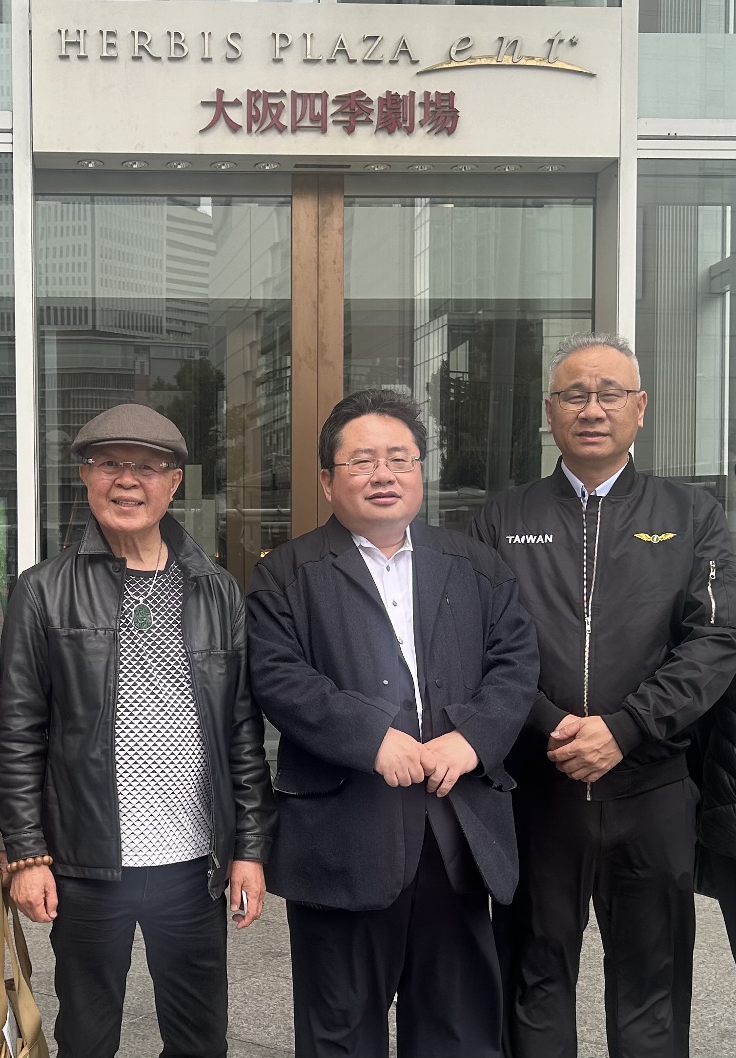 矢板明夫（中）主持的印太戰略智庫，結合國策顧問陳天隆（左）、開南大學陳文甲教授以及多個台日團體，藉大阪世博會開幕之際，赴日推出「台灣祭」活動。圖：印太戰略智庫提供