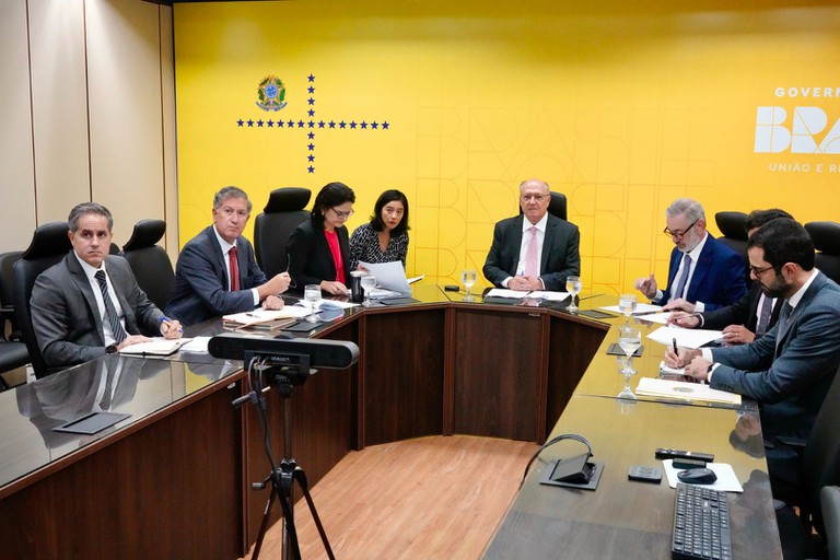 巴西副總統兼工商服務發展部長奧克明(Geraldo Alckmin）與中國商務部長王文濤進行視訊會議。(圖：巴西政府網站)