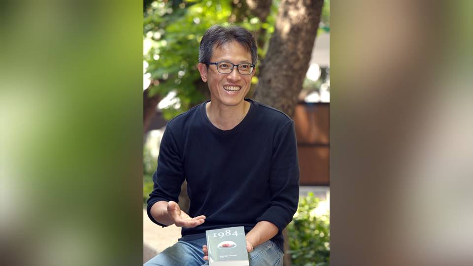現從事貿易的周盈成(圖)致力推動「台語正常化」，完成英國作家喬治‧歐威爾名著「1984」台文版，譯本約16萬字，他在翻譯過程中不斷找方法嘗試、解決問題，突破台語書寫極限。(圖：中央社)
