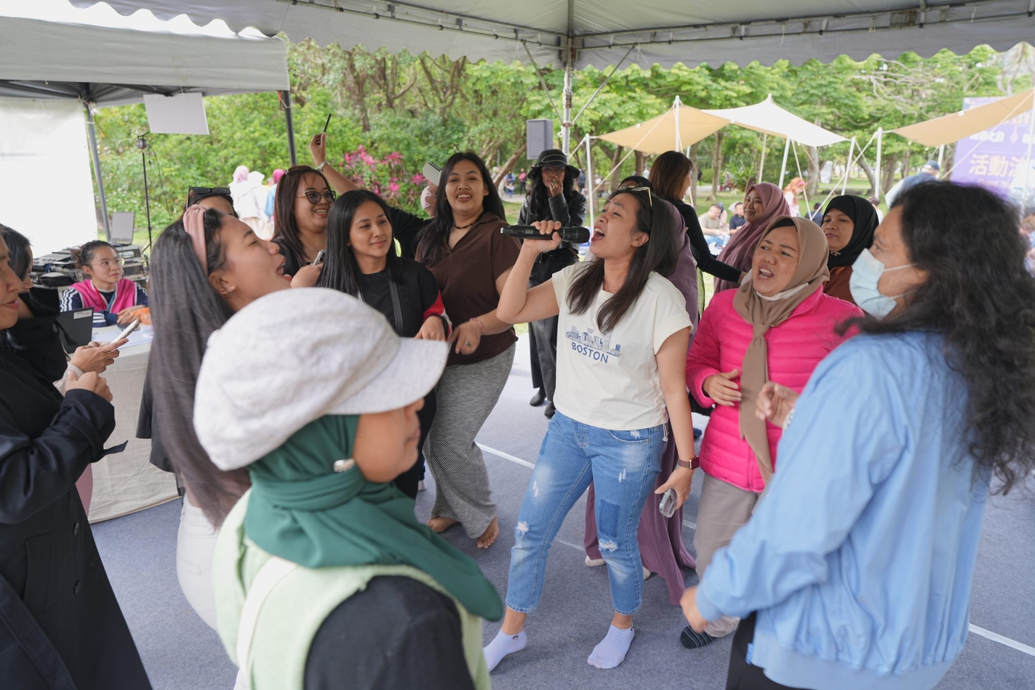 台北市政府觀光傳播局今天(13日)在大安森林公園舉辦「2025 Eid-al-Fitr in Taipei 開齋之約 相遇臺北」活動，「草地同樂區」吸引許多民眾現場點歌歡唱。(圖：台北市政府觀光傳播局)