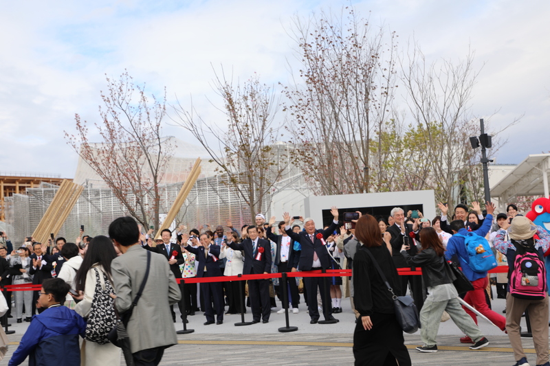 大阪世博13日在大阪市的夢洲會場開幕，從一大早就開始下起小雨，但在9時開門前天空稍稍放晴，時間一到，大批民眾湧入。 (圖：中央社)