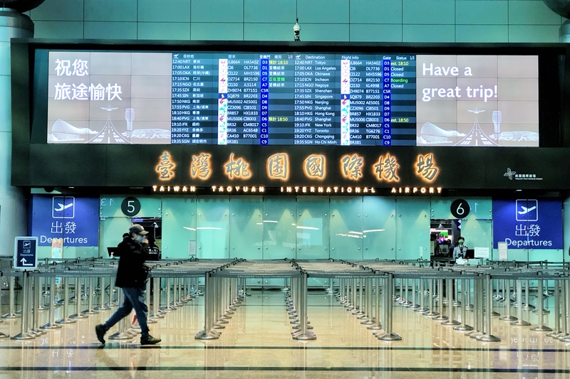 桃園國際機場公司13日表示，12日晚間受雷雨及強風影響，共有5個航班轉降，但後來都有返回桃園機場，至於重飛則有4班5架次，最後都有落地。 (圖：中央社)